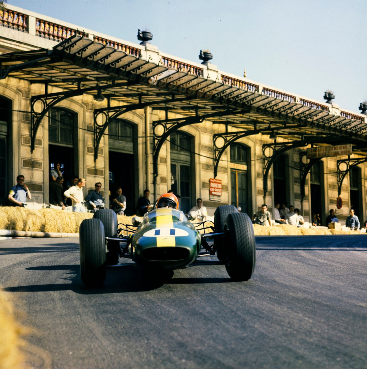 Peter Arundell maneja el Lotus 25 en el GP de Mónaco de 1964