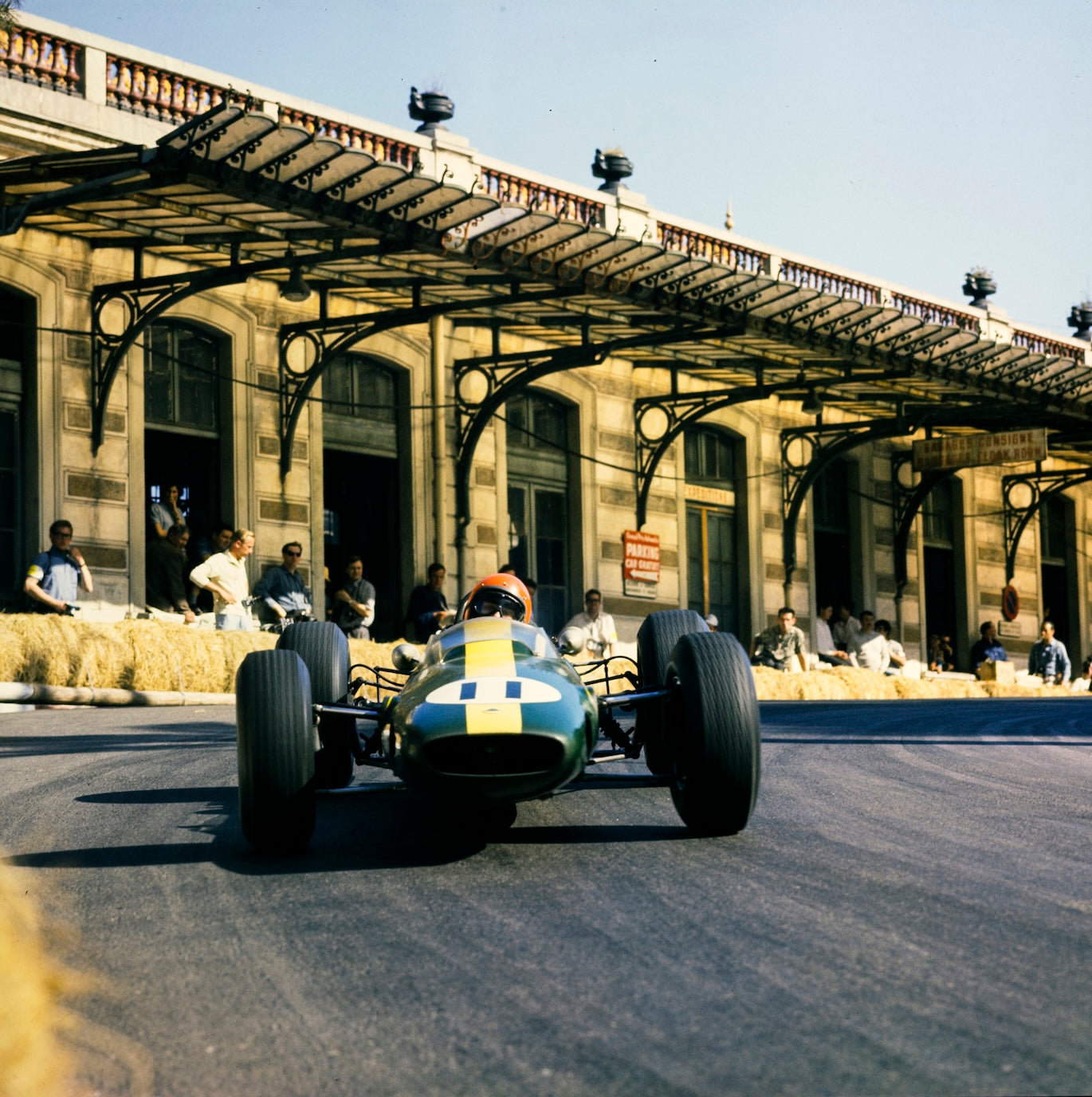 Peter Arundell maneja el Lotus 25 en el GP de Mónaco de 1964