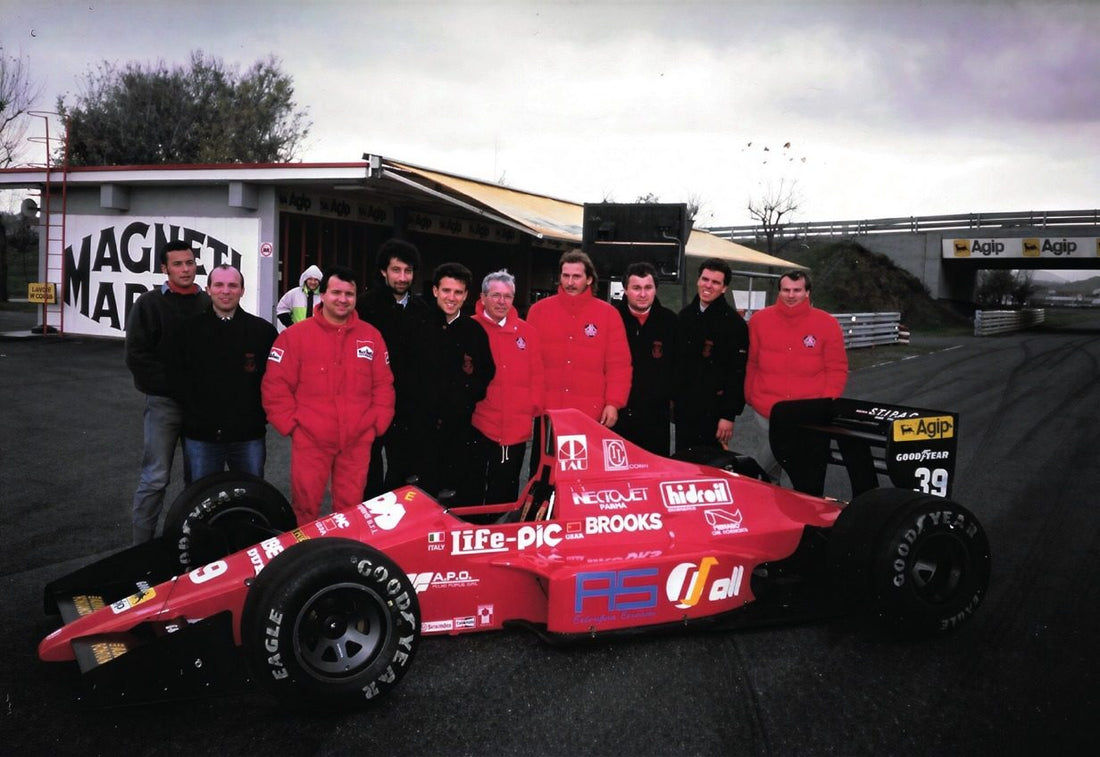 el equipo de life racing engines posa con el life l190 en fiorano
