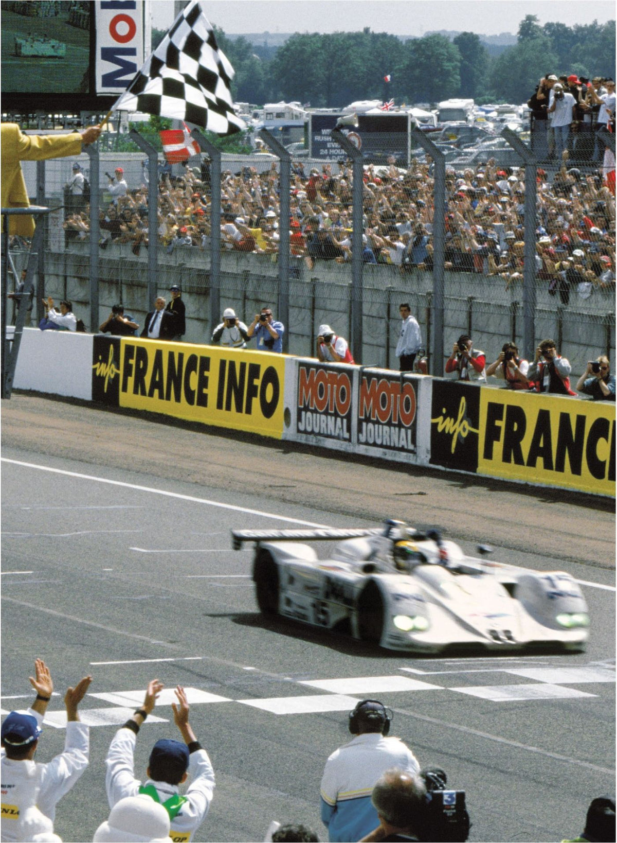 martini cruza la meta como ganador de las 24 horas de le mans de 1999