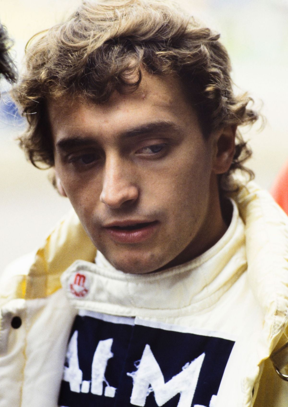 pierluigi martini, joven, con el mono del equipo
