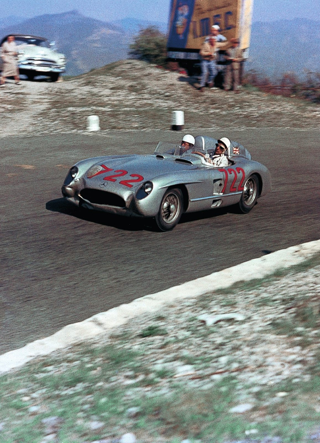 stirling moss y denis jenkinson con el mercedes 300 slr número 722 en la mille miglia de 1955