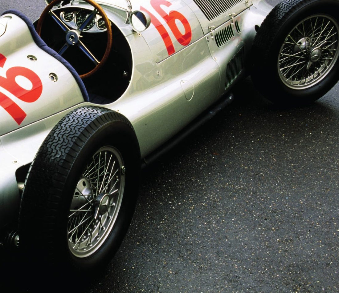 el mercedes w165 con el dorsal 16