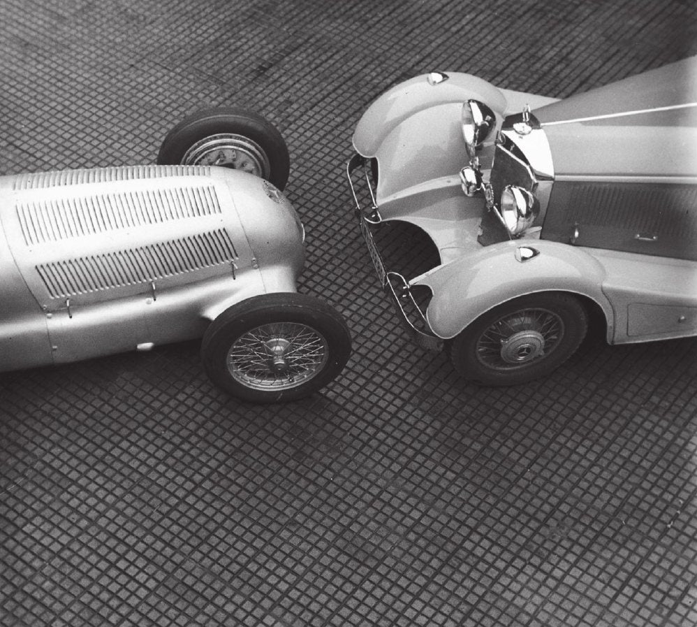 el mercedes w25 junto a un roadster de la casa, fotografiados en 1934